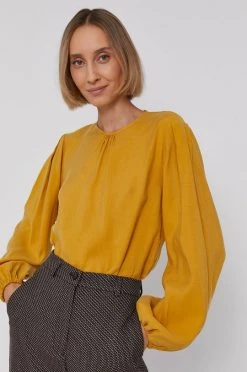 Γυναικεία Μπλούζες Μπλουζάκι Sisley χρώμα: κίτρινο